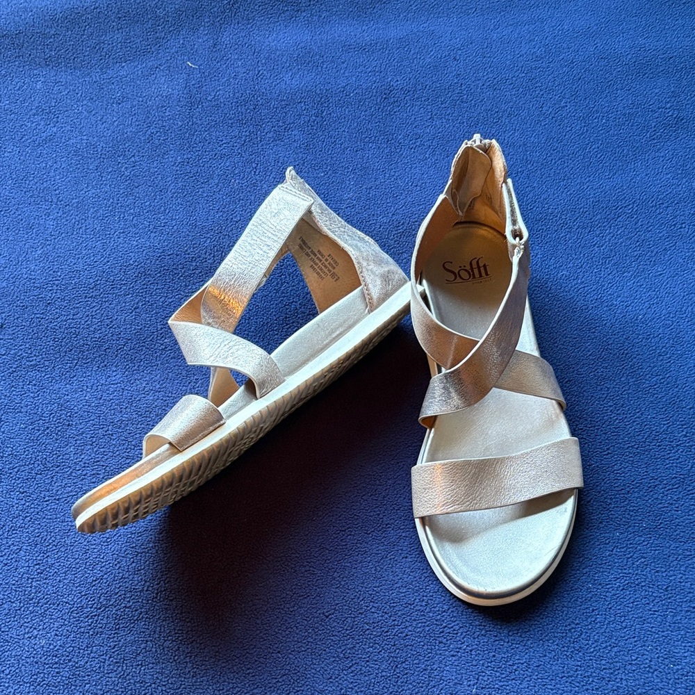 Sofft Women's brushed metallic silver Strappy Sandals